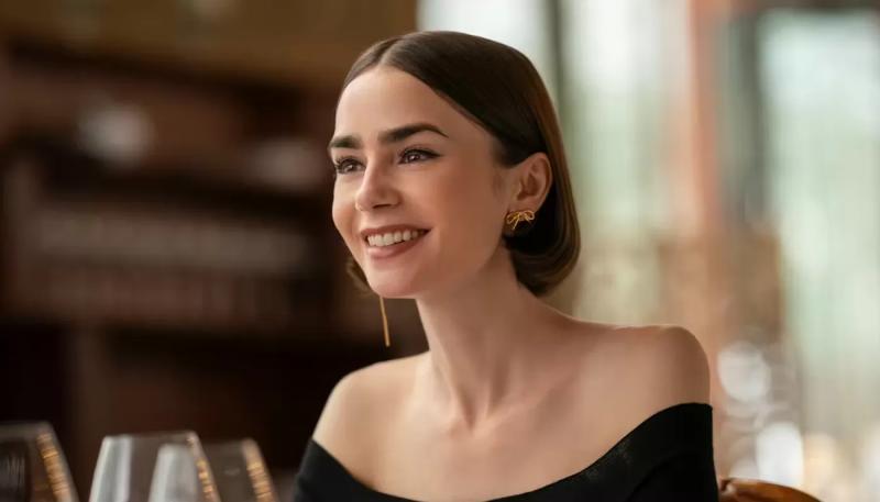 Звезда «Эмили в Париже» Лили Коллинз сыграет Одри Хепберн